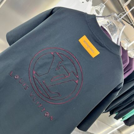 SIGNATURE EMBLEM TEE - Image 4