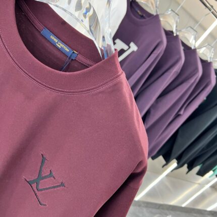 SIGNATURE EMBLEM TEE - Image 14