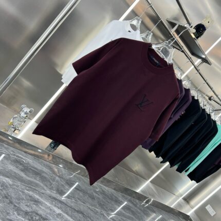 SIGNATURE EMBLEM TEE - Image 16