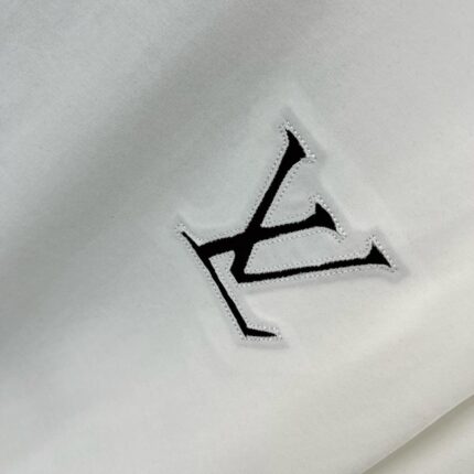 SIGNATURE EMBLEM TEE - Image 18