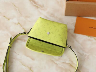 UNISEX NEON PULSE MESSENGER - Image 3